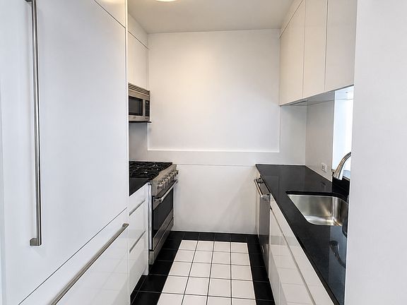 5th image of 150 W 56th St APT 3312