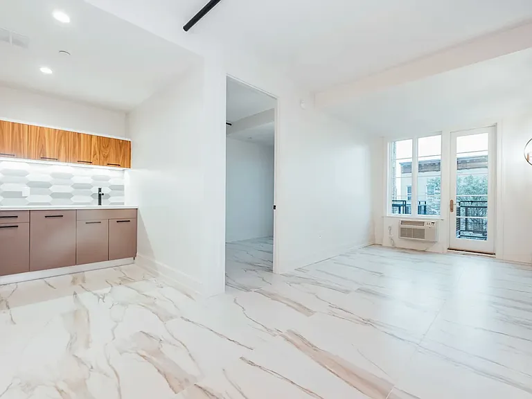 987 Willoughby Ave #3H — Photo 2