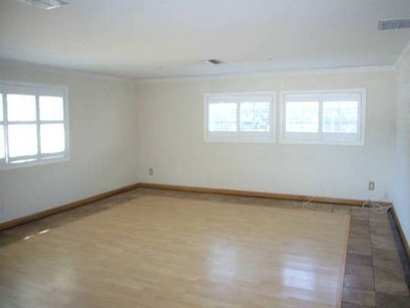 5th image of 23001 Saticoy St