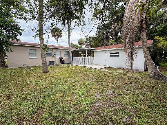 3rd image of 1010 Mayflower Road