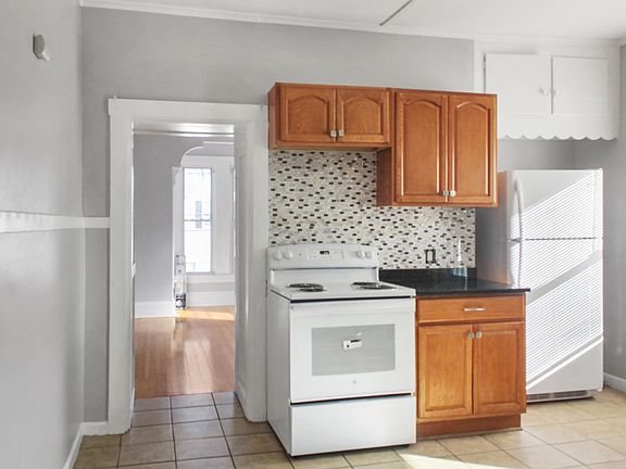 3rd image of 13 Auburn St APT 2