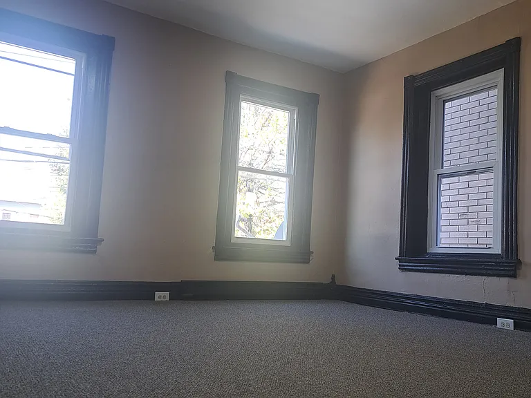 533 Elliger St — Photo 9