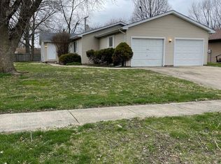 1927 Scarbrough Rd, Springfield, IL 62702