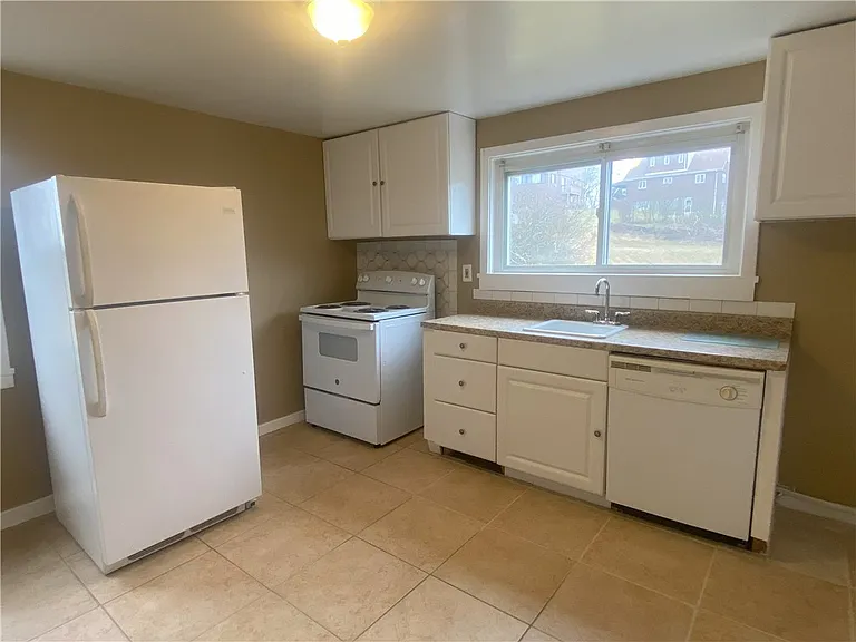 1025 Logan Rd — Photo 5