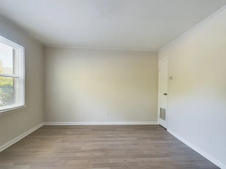 614 Eastview Ct #D — Photo 4