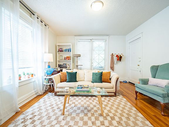 2nd image of 3509 Wyandotte St APT 3N
