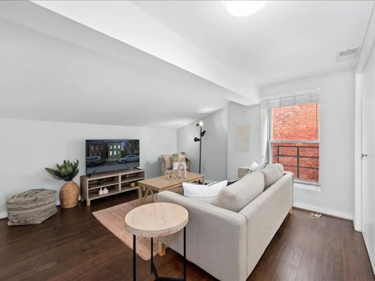 Studio, 1.0 bath, 1076 sqft, $1,674 — Photo 3
