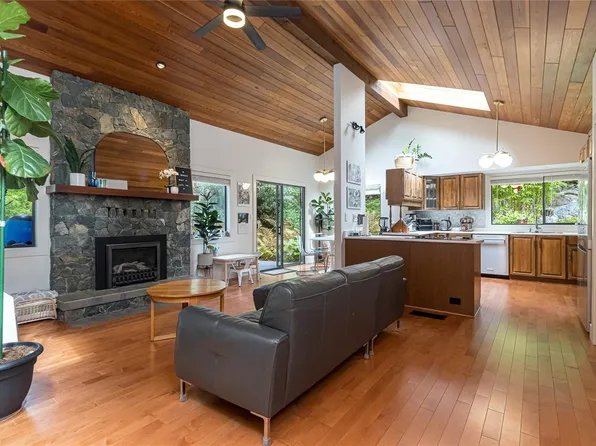 974 Wagonwood Pl, Saanich, BC V8X 4M1
