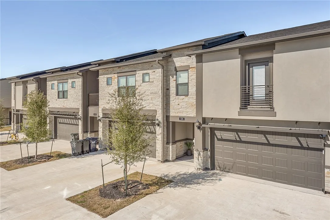 4 bed, 4.5 bath, 1908 sqft, $3,000 — Photo 2