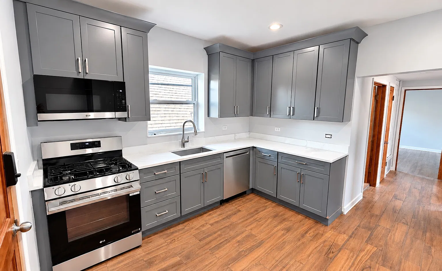 3 bed, 1400 sqft, $2,400 — Photo 2
