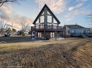 6730 Lakeshore Dr, Newport, MI 48166
