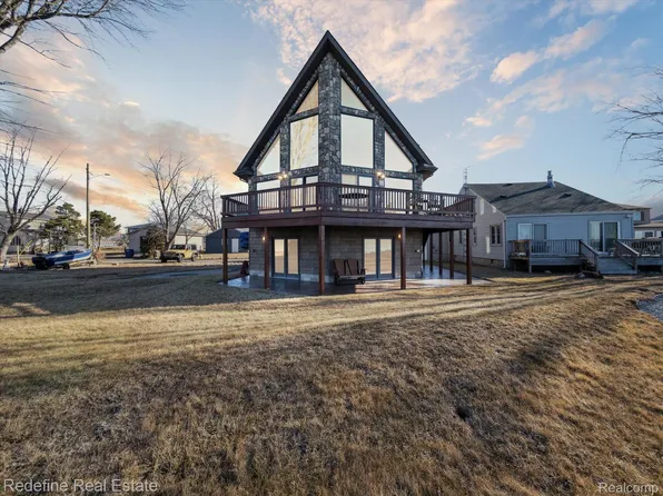 6730 Lakeshore Dr, Newport, MI 48166