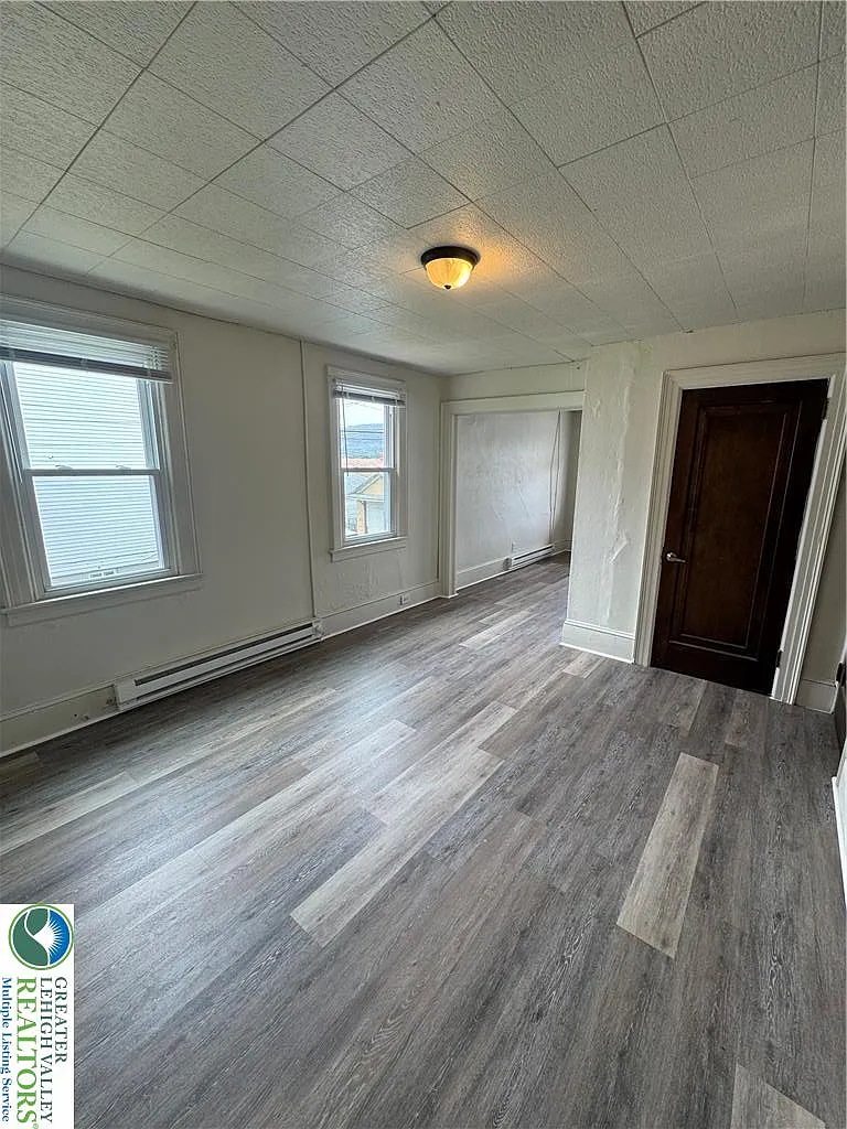 3 bed, 1.5 bath, 1200 sqft, $1,250 — Photo 4