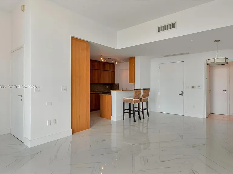 50 S Pointe Dr #2007 — Photo 21