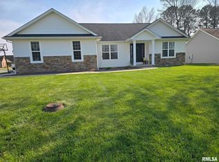 101 Twin Lakes Rd, Carterville, IL 62918