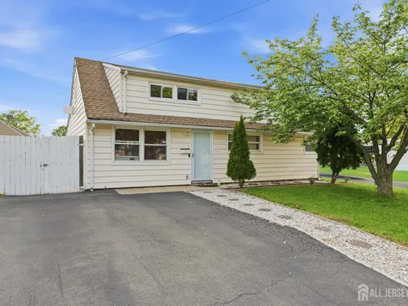 35 Coolidge Ave, Carteret, NJ 07008