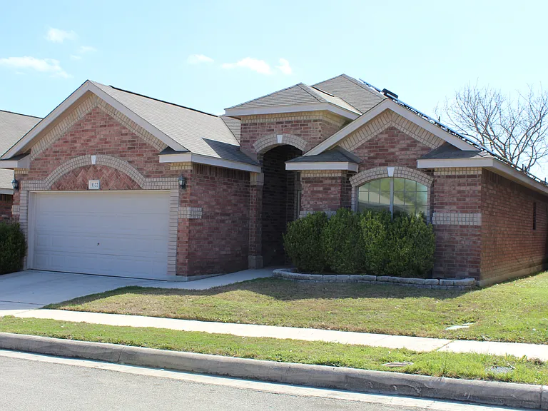 1322 Oriole Ct — Photo 2