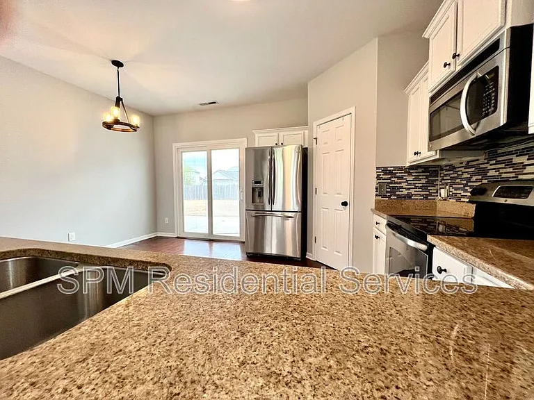 438 Riviera Dr — Photo 4