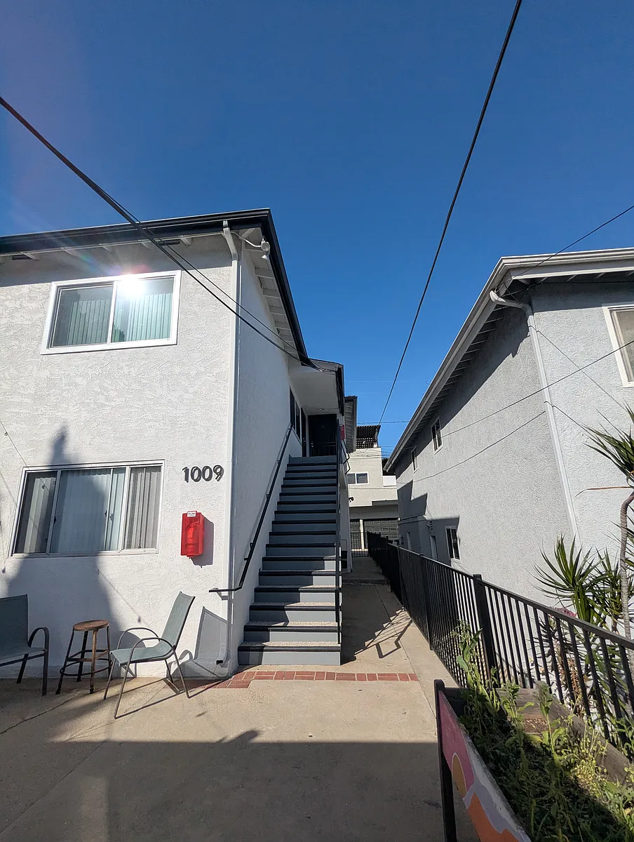 Building Photo - 1009 E Grand Ave #1
