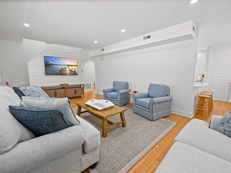 8805 Monmouth Ave — Photo 6