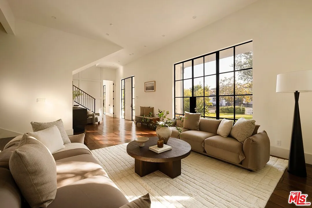 5 bed, 6.5 bath, 6670 sqft, $30,000 — Photo 3