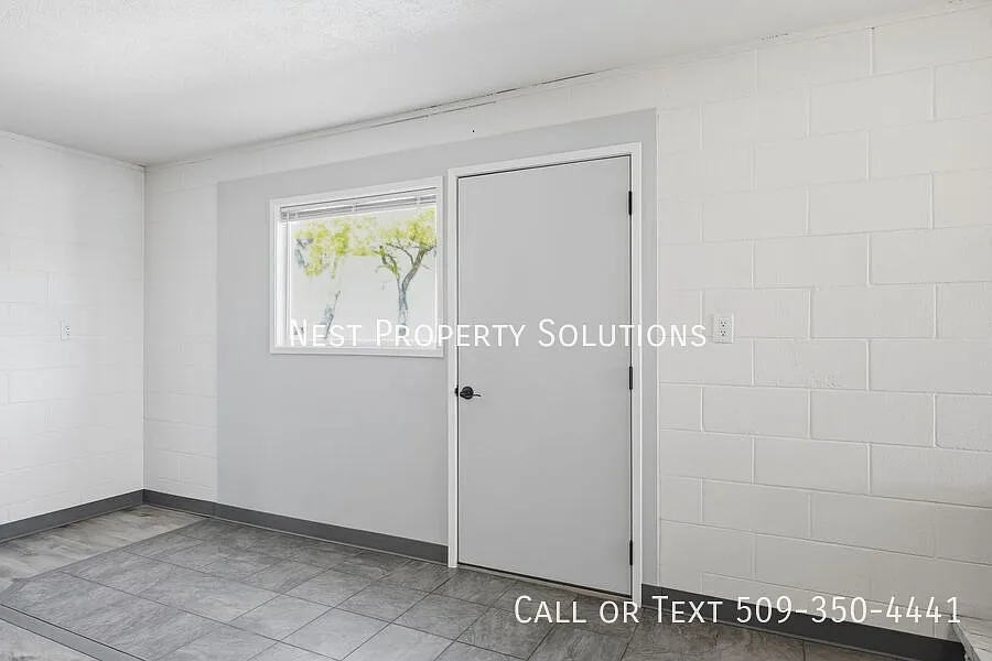 Private Retreat on Frontage Road! — Photo 3