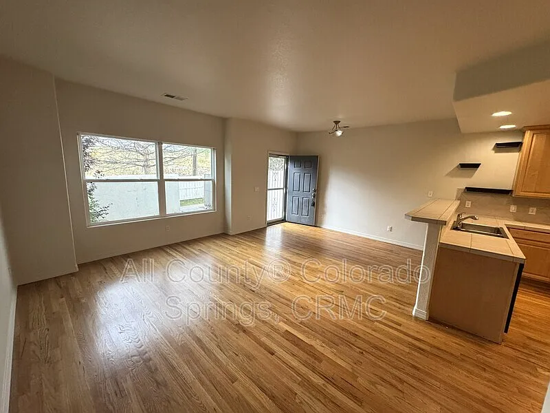 3 bed, 2.5 bath, 1393 sqft, $1,995 — Photo 2