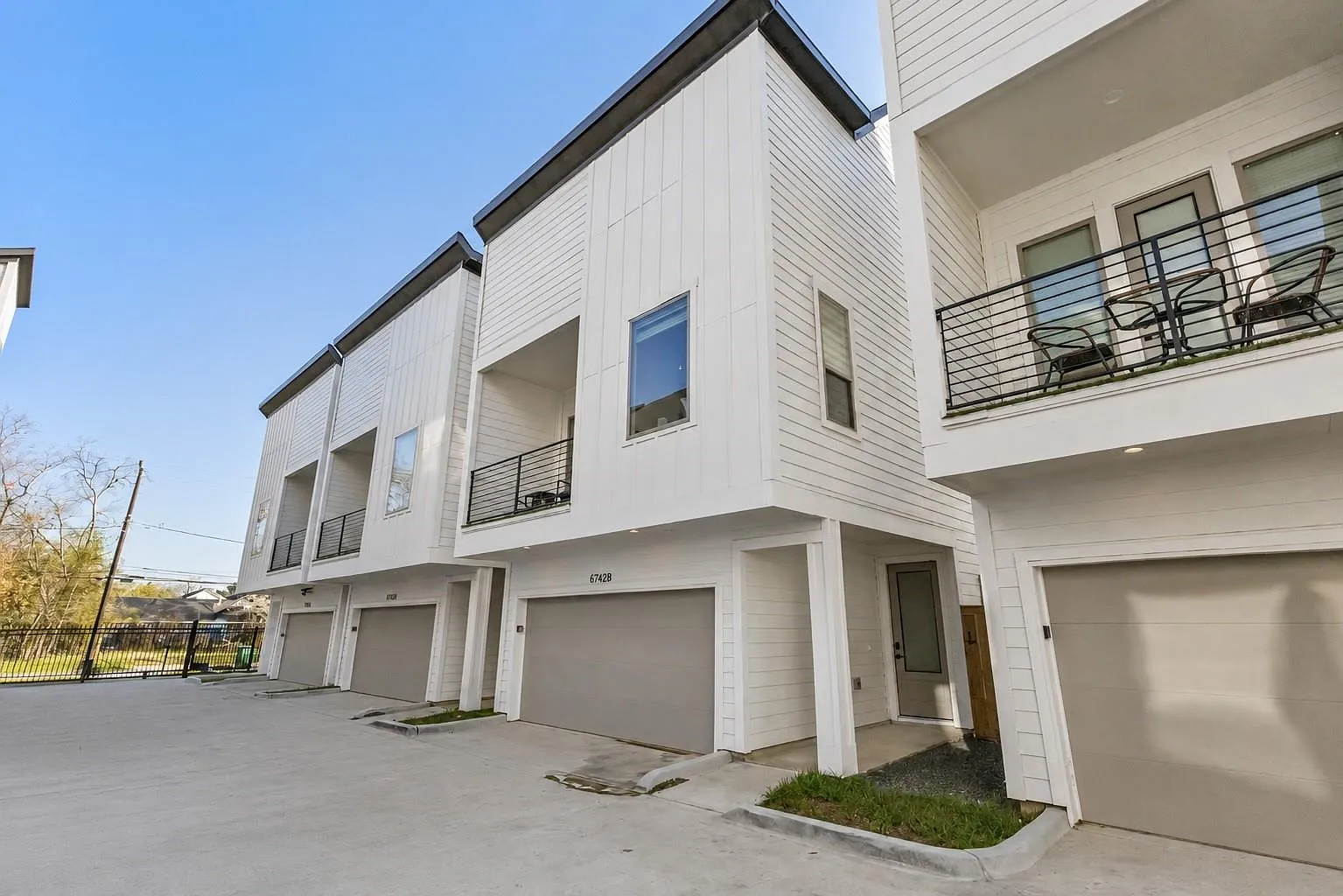3 bed, 3.5 bath, 1666 sqft, $2,600 — Photo 1