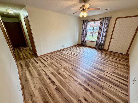 3rd image of 609 Briar Ct