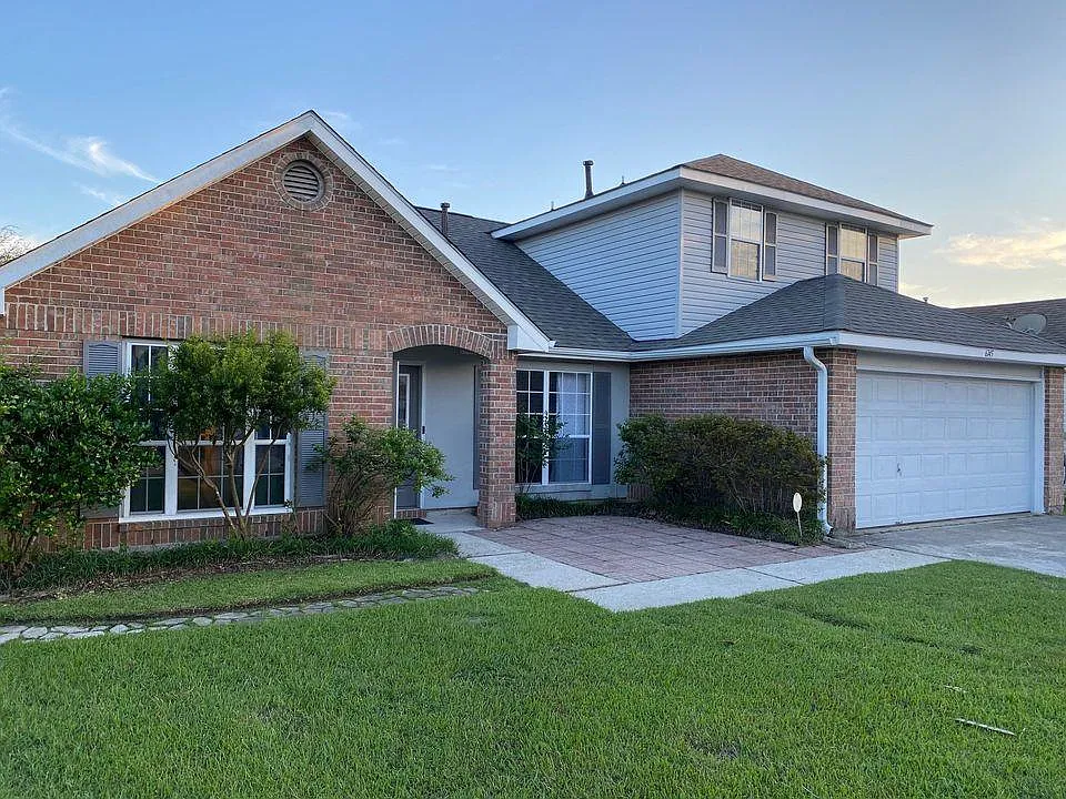 4 bed, 2.5 bath, 2350 sqft, $2,400 — Photo 1