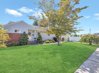 10 Layton Avenue, Hicksville, NY 11801