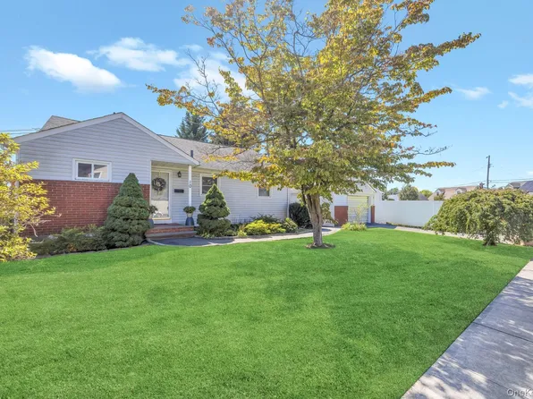 10 Layton Avenue, Hicksville, NY 11801