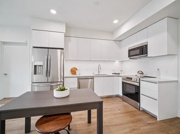 Bermuda Court, 15418 Bermuda St #203, Mission Hills, CA 91345