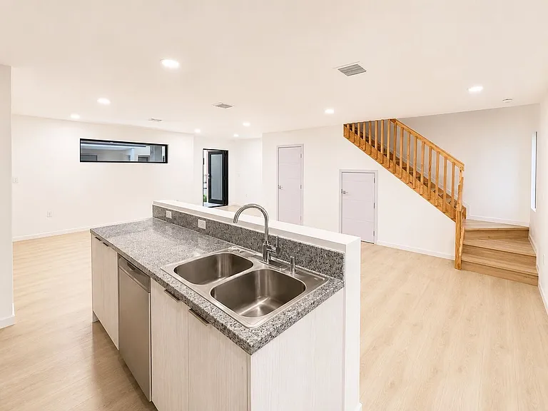 552 NW 7th St #6 — Photo 10