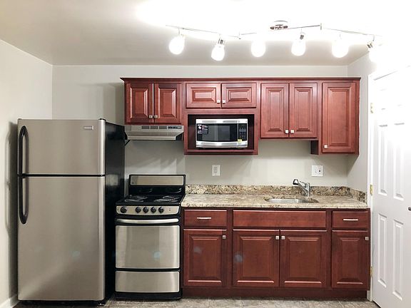 Private kitchen (stove/oven, microwave, fridge)