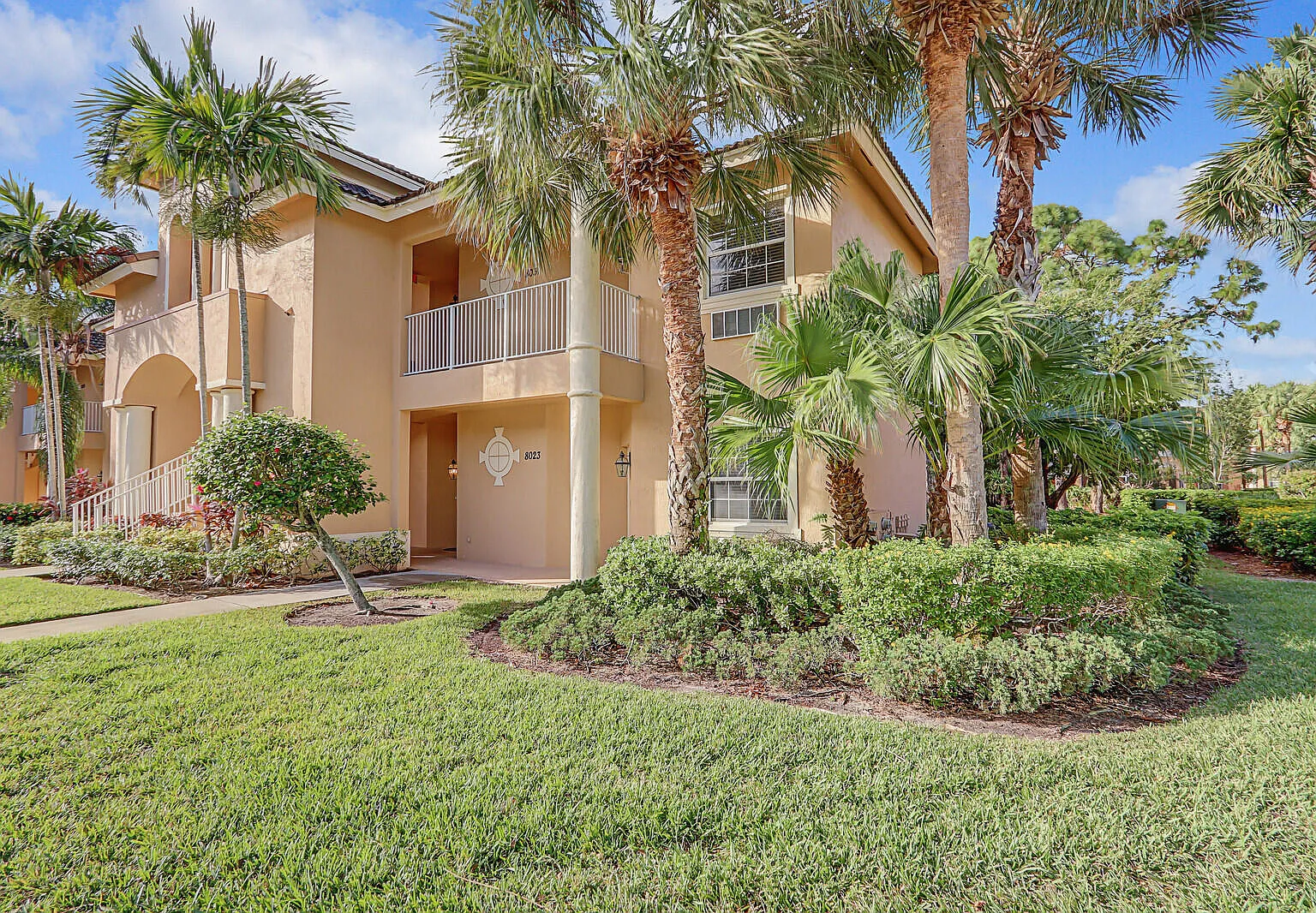 1 bed, 1.5 bath, 900 sqft, $1,850 — Photo 2