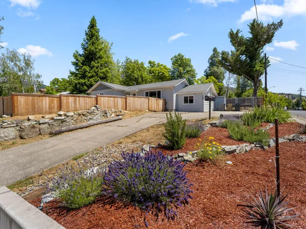 703 NE 10th St, Grants Pass, OR 97526