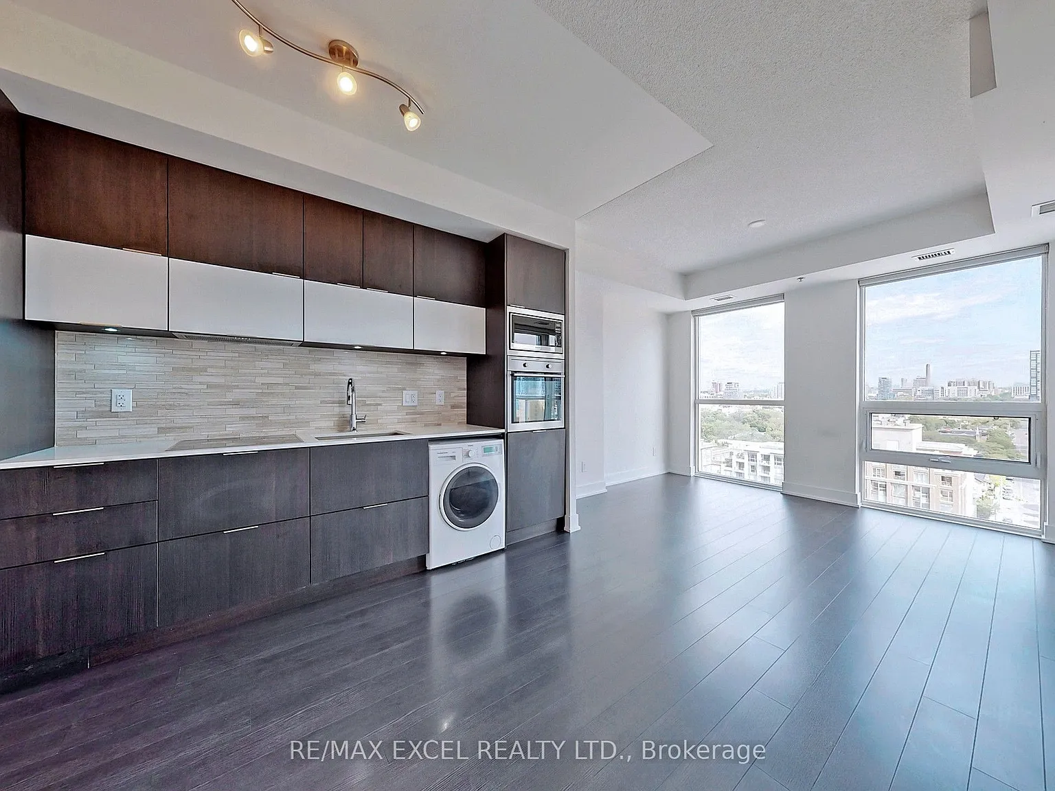 318 Richmond St W — Photo 3