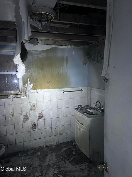 5th image of 1013 Delamont Avenue