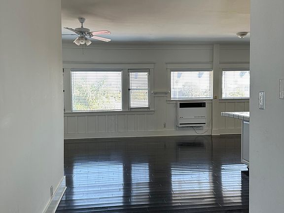 3rd image of 209 N Venice Blvd #5