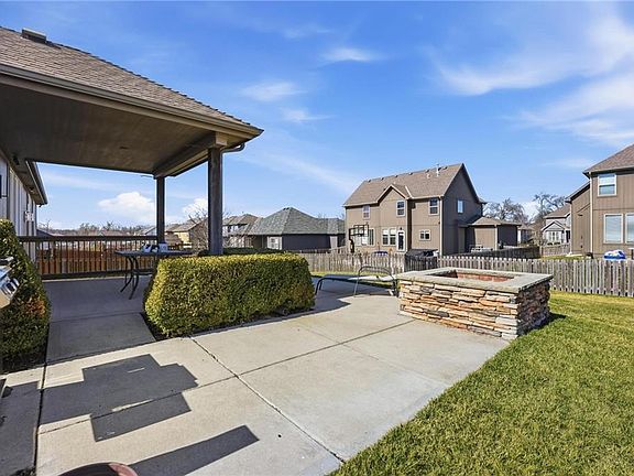 5th image of 822 SW 35th Ter