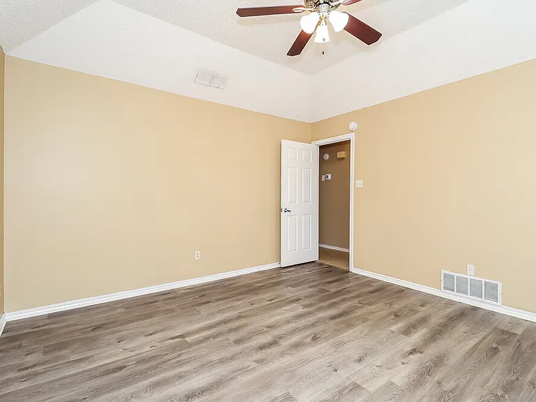 4900 Barberry Dr — Photo 10