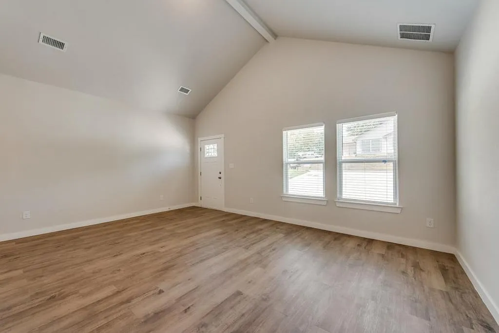 2424 S Fannin Ave — Photo 3