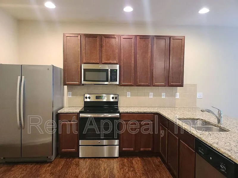 3 bed, 2.5 bath, 1628 sqft, $1,925 — Photo 2