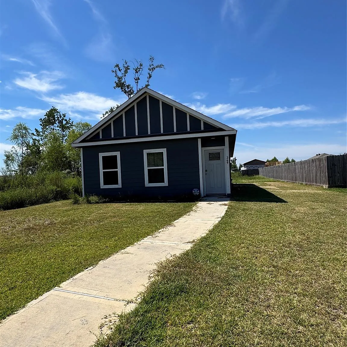 3 bed, 2.0 bath, 1080 sqft, $1,400 — Photo 3