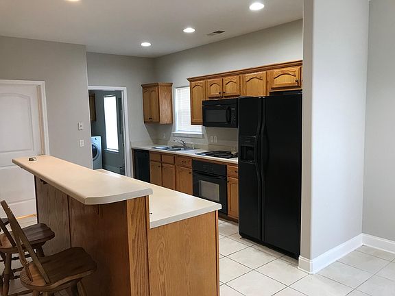 Kitchen/Eat at bar with 3 stools