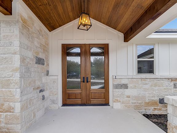 2nd image of 914 W Oakridge Drive