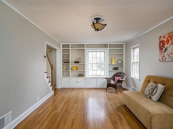 Living Rm w/Built Ins