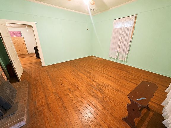 5th image of 933 Anderson St
