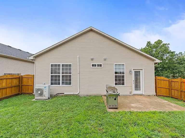 220 Shannon Ct — Photo 32